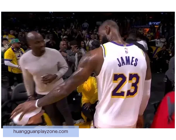 詹姆斯赛后暖心致敬女记者 本该休息却坚持回归令人感动